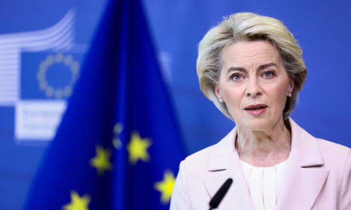La presidenta de la Comisión Europea, Ursula von der Leyen, hace una declaración en Bruselas, el 27 de abril de 2022. (Kenzo Tribouillard/AFP vía Getty Images)

