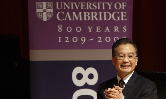 El exprimer ministro chino, Wen Jiabao, llega para pronunciar un discurso en la Universidad de Cambridge, en Cambridge, Inglaterra, el 2 de febrero de 2009. (Darren Staples-WPA Pool/Getty Images)
