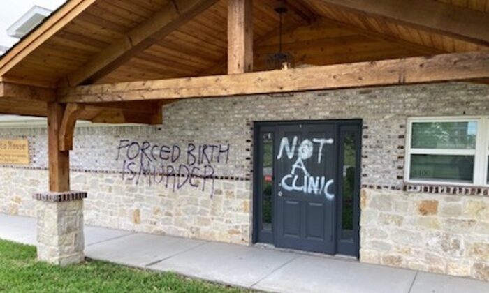 Un vándalo dejó consignas a favor del aborto en Loreto House, un centro de embarazo en crisis en Denton, Texas, el 7 de mayo de 2022. (Cortesía de Loreto House)