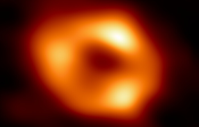 Revelan la primera imagen de agujero negro supermasivo en el centro de la Vía Láctea
