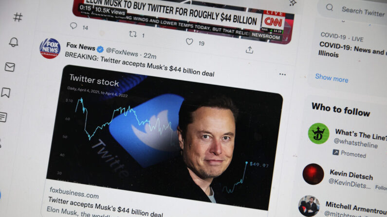 En esta ilustración fotográfica, se tuitean noticias sobre la oferta de Elon Musk para tomar el control de Twitter, en Chicago, Illinois, el 25 de abril de 2022. (Scott Olson/Getty Images)