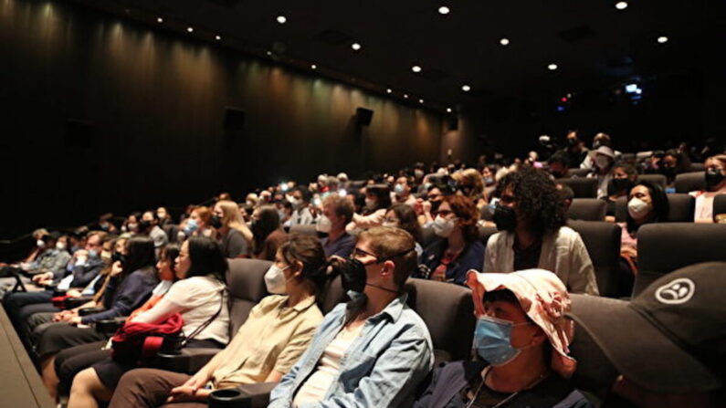 La gente ve el documental canadiense "Primavera Eterna" en un estreno con entradas agotadas en el Festival de Cine de Human Rights Watch en Nueva York el 24 de mayo de 2022. (Shi Ping/The Epoch Times)
