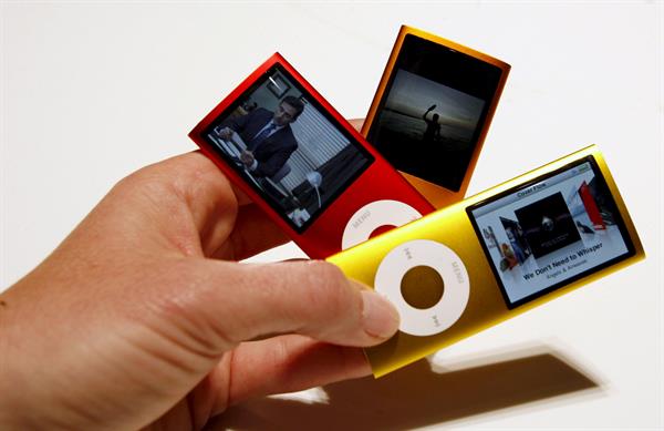 Fotografía de archivo, tomada en septiembre de 2008, en la que se registraron varios modelos del iPod Nano, expuestos durante un acto de Apple, en San Francisco (CA, EE.UU.). EFE/Mónica M. Davey
