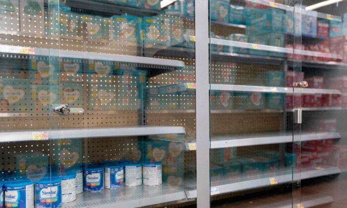 Los estantes de las tiendas de comestibles donde se suele almacenar la fórmula de leche para bebés están cerrados y casi vacíos en Washington el 11 de mayo de 2022. (Stefani Reynolds/AFP vía Getty Images)