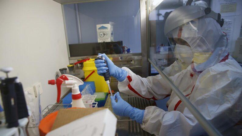 Imagen de archivo de un laboratorio del Instituto de Salud Carlos III, que ha confirmado 59 casos positivos de viruela no humana. (EFE/J.J. Guillén)