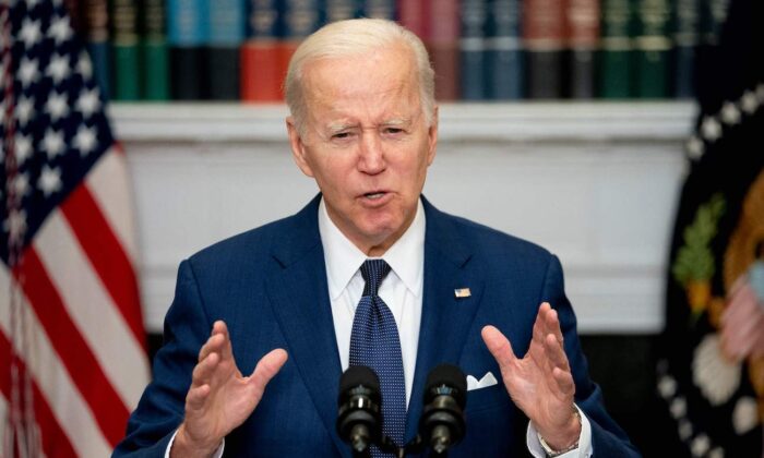 El presidente Joe Biden pronuncia un discurso en la Sala Roosevelt de la Casa Blanca, en Washington, el 24 de mayo de 2022. (Stefani Reynolds/AFP vía Getty Images)
