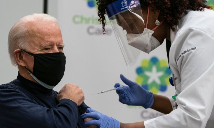 Joe Biden, el presidente electo, recibe una vacuna contra el COVID-19 en un centro de salud en Newark, Del., el 21 de diciembre de 2020. (Alex Edelman/AFP vía Getty Images)
