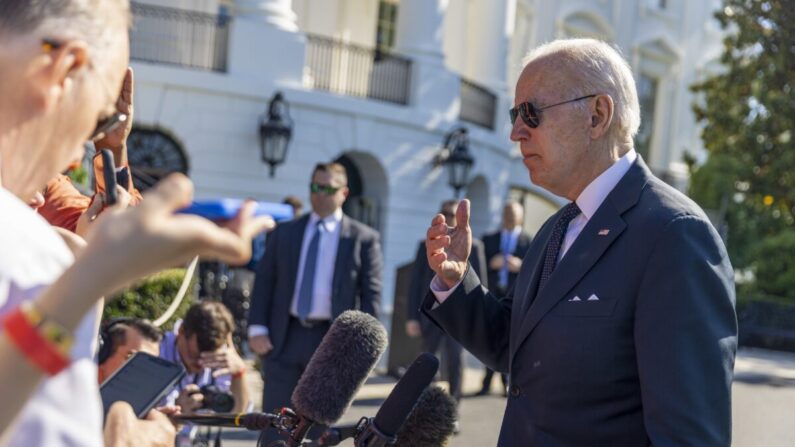 El presidente Joe Biden habla con los periodistas fuera de la Casa Blanca en Washington el 30 de mayo de 2022. (Tasos Katopodis/Getty Images)
