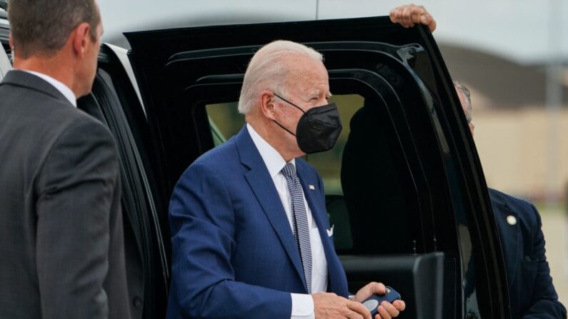 El presidente de EE.UU. Joe Biden aborda el Air Force One en la Base Conjunta Andrews en Maryland, mientras parte para un fin de semana en Wilmington, Delaware, el 13 de mayo de 2022. (Stefani Reynolds/AFP vía Getty Images)
