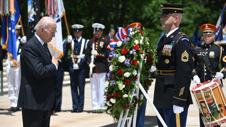 El presidente Joe Biden participa en una ceremonia de colocación de coronas en la Tumba del Soldado Desconocido en honor al Día de la Recordación en el Cementerio Nacional de Arlington en Arlington, Virginia, el 30 de mayo de 2022. (Saul Loeb/AFP vía Getty Images)
