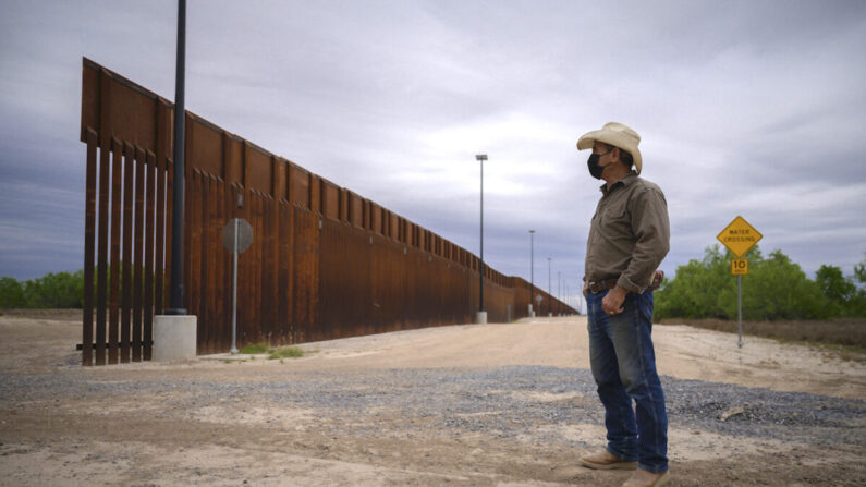 El dueño de un rancho ante una parte del muro fronterizo inacabado que intentó construir el expresidente estadounidense Donald Trump, cerca de Roma, Texas, el 28 de marzo de 2021. (Ed Jones/AFP vía Getty Images)
