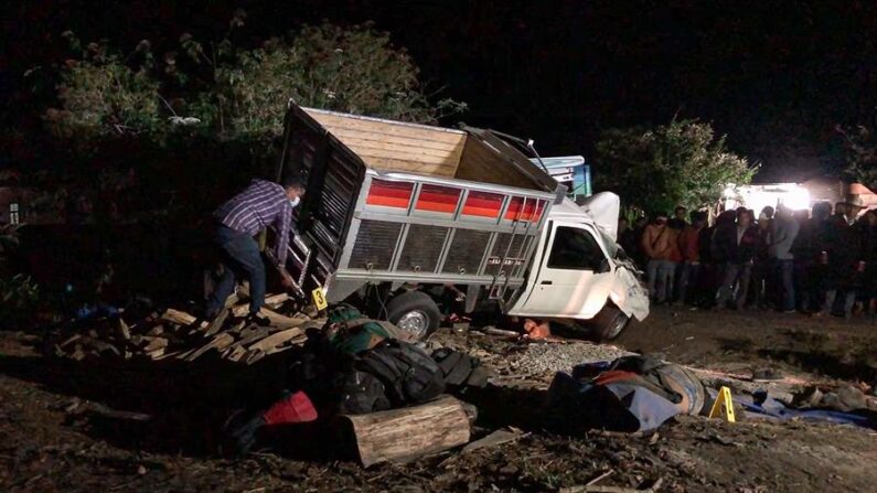Vista del accidente carretero la madrugada de este domingo, donde perdieron la vida migrantes en la carretera que comunica a San Juan Chamula- Ixtapa, en el estado de Chiapas (México). EFE/Carlos López