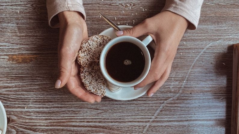 Investigadores descubrieron que, entre más de 21,000 adultos noruegos, los que se permitían tomar varias tazas de café al día tenían, en general, el colesterol ligeramente más alto que los no bebedores. Sin embargo, la magnitud de la diferencia dependía del método de preparación. (Pexels)