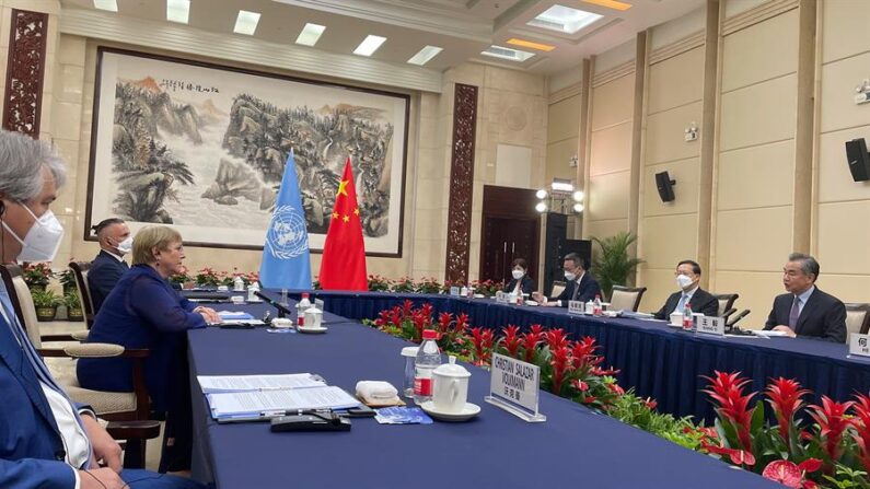  Una foto distribuida por la Oficina del Alto Comisionado de las Naciones Unidas para los Derechos Humanos (ACNUDH), muestra a la Alta Comisionada de las Naciones Unidas para los Derechos Humanos, Michelle Bachelet (2-I), reunida con el Ministro de Asuntos Exteriores chino, Wang Yi (D), en Guangzhou, China, el 23 de mayo de 2022 (publicada el 24 de mayo de 2022). (EFE/EPA/OHCHR HANDOUT)