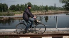 Ucraniano huye de los bombardeos pedaleando 7 horas en bicicleta