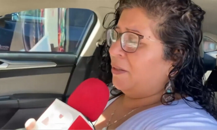 Adriana Martínez Reyes, madre del atacante de escuela de Texas, Salvador Ramos, en una entrevista con el canal de televisión en español Televisa en Uvalde, Texas, el 25 de mayo de 2022. (Noticieros Televisa vía AP/Captura de pantalla a través de The Epoch Times)