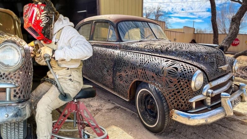 Soldadora esculpe carrocería de Chevy de los años 50 con espectacular diseño: ¡Obra de arte metálica!