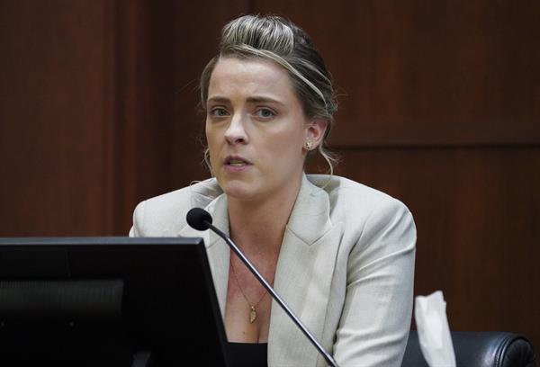 Whitney Henriquez, hermana de la actriz Amber Heard, testifica en el estrado durante el juicio por difamación de Johnny Depp. EFE/EPA/KEVIN LAMARQUE / Pool
