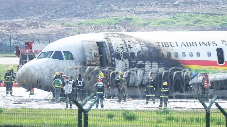 Los bomberos comprueban un avión de Tibet Airlines tras incendiarse durante el despegue en el aeropuerto internacional de Chongqing Jiangbei en Chongqing, China, el 12 de mayo de 2022. EFE/EPA/CNSphoto