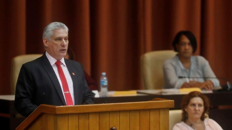 El líder cubano Miguel Díaz-Canel (i), en una fotografía de archivo. EFE/Yander Zamora