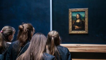 El Louvre denuncia al hombre que tiró una tarta contra la Gioconda