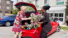 La «dama de las flores felices» reparte alegría distribuyendo flores donadas