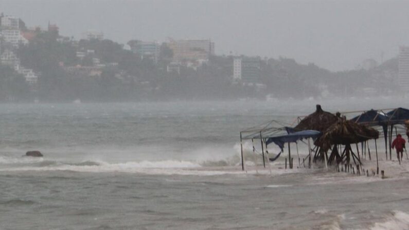 Fotografía de archivo de una vista general de la playa en la bahía de Acapulco, estado de Guerrero (México). EFE/Francisca Meza
