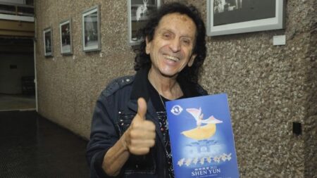 Shen Yun es «mágico» dice el cantante mexicano Alex Lora