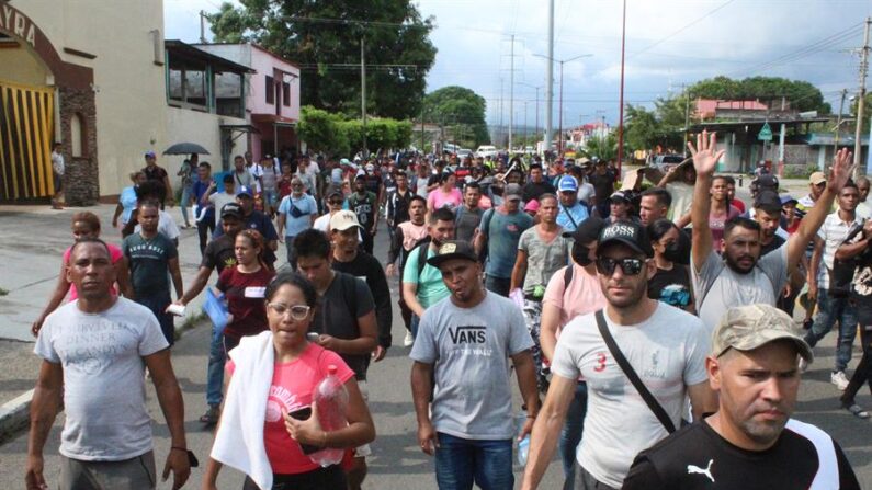 Un grupo de migrantes se moviliza el 7 de mayo de 2022 para salir de la ciudad de Tapachula estado de Chiapas (México). EFE/Juan Manuel Blanco