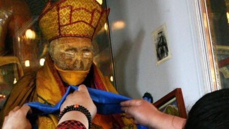 Cuerpo de monje se encuentra milagrosamente intacto 80 años después de su muerte