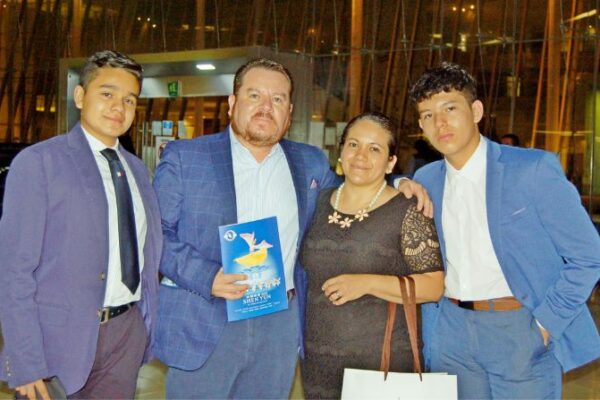 Shen Yun cautiva a familia mexicana que asistió a festejar el Día de la Madre
