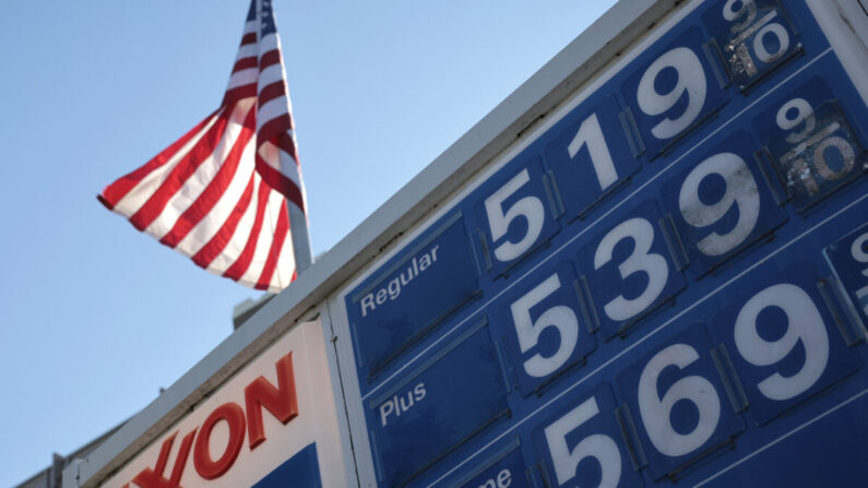 Los precios de la gasolina en una gasolinera Exxon en el Capitolio en Washington se ven el 14 de marzo de 2022. (Win McNamee/Getty Images)
