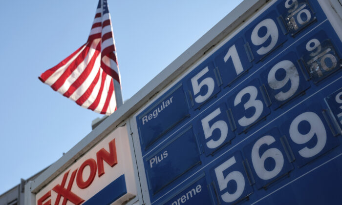 Los precios de la gasolina en una gasolinera Exxon en Capitol Hill en Washington se ven el 14 de marzo de 2022. (Win McNamee/Getty Images)