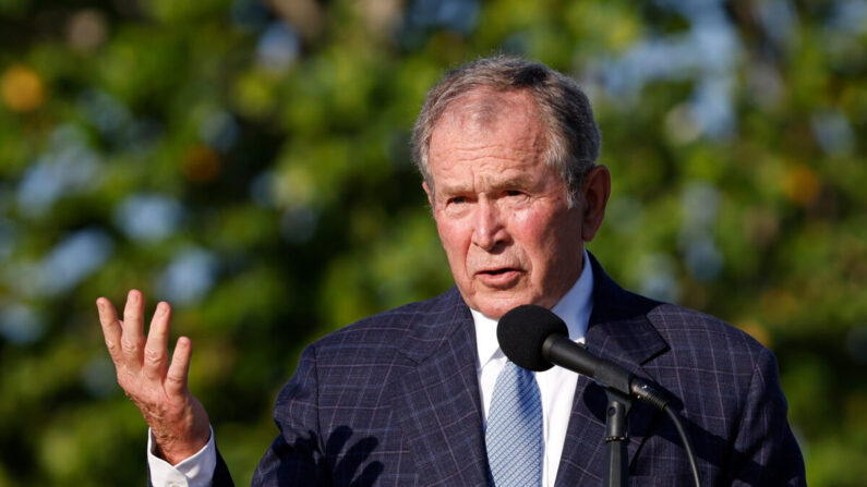 El ex presidente de Estados Unidos George W. Bush habla durante la ceremonia de izado de la bandera antes de la Copa Walker en el Seminole Golf Club en Juno Beach, Florida, el 7 de mayo de 2021. (Cliff Hawkins/Getty Images)
