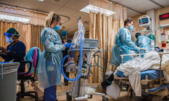 Trabajadores sanitarios en una foto de archivo reciente. (Ariana Drehsler/AFP vía Getty Images)