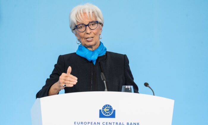 Christine Lagarde, directora del Banco Central Europeo (BCE), habla en una rueda de prensa en Frankfurt, Alemania, el 28 de octubre de 2021. (Thomas Lohnes/Getty Images)