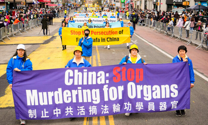 Practicantes de Falun Gong participan en un desfile para conmemorar (en Flushing, Nueva York, el 23 de abril de 2022) el 23 aniversario de una apelación pacífica en Beijing llevada a cabo el 25 de abril de 1999 por 10,000 practicantes de Falun Gong. (Chung I Ho/The Epoch Times)