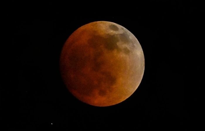 La luna de sangre se ve durante un eclipse lunar total en la ciudad de Panamá el 15 de mayo de 2022. (LUIS ACOSTA/AFP vía Getty Images)