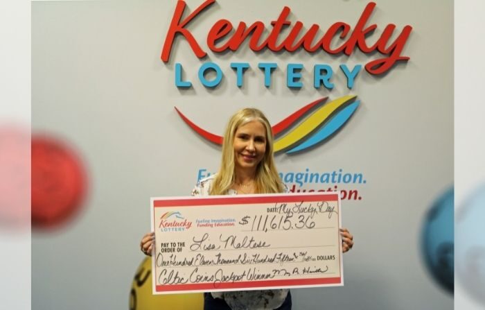 Lisa Maltese en la sede de Kentucky Lottery, recibiendo el cheque de su premio. (Cortesía de Kentucky Lottery)