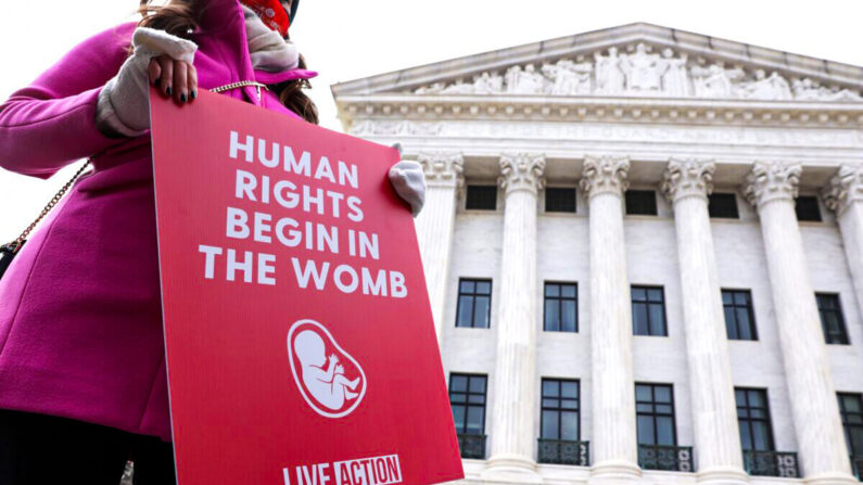 Un activista provida sostiene un cartel frente a la Corte Suprema de Estados Unidos durante la 48ª Marcha por la Vida en Washington el 29 de enero de 2021. (Alex Wong/Getty Images)
