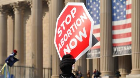 Encuesta: Mayoría de estadounidenses, incluido un tercio de los demócratas, apoyan los límites al aborto