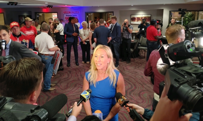 Marjorie Taylor Greene habla con los medios de comunicación en una fiesta en Rome, Georgia, después de ganar las primarias republicanas del Distrito 14, el 24 de mayo de 2022. (Jeff Louderback/The Epoch Times)
