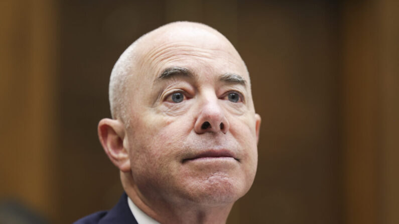 El secretario de Seguridad Nacional, Alejandro Mayorkas, testifica ante el Comité Judicial de la Cámara de Representantes en Washington el 28 de abril de 2022. (Kevin Dietsch/Getty Images)
