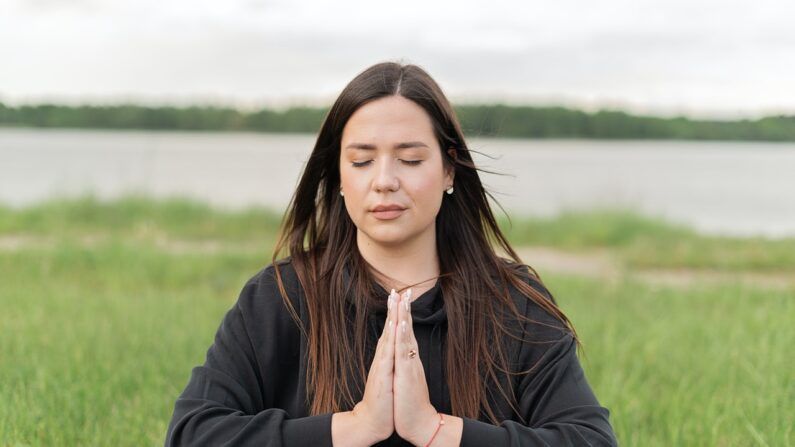La meditación es una práctica antigua que puede brindarte un mejor autocontrol y una mente en paz que contribuye a una vida equilibrada. (Foto: Mikhail Nilov/Pexels)