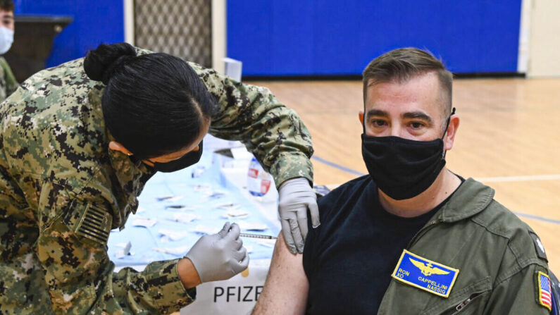 Un oficial de la Marina recibe un refuerzo de la vacuna COVID-19 durante un ejercicio de inmunización masiva en la Estación Aérea Naval de Sigonella, el 7 de diciembre de 2021. (Foto de la Marina de los Estados Unidos/Especialista en Comunicación de Masas de segunda clase Josh Cote)
