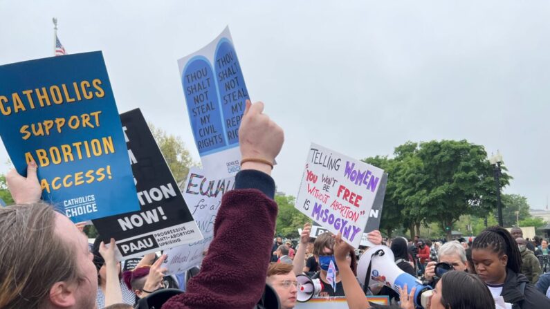 Manifestantes y contramanifestantes se reúnen frente a la Corte Suprema en Washington el 3 de mayo de 2022. (Emel Akan/The Epoch Times)
