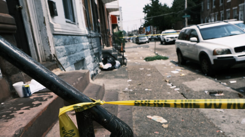 Una cinta policial bloquea una calle donde una persona recibió un disparo en un evento relacionado con las drogas en Filadelfia, Pensilvania, el 19 de julio de 2021. (Spencer Platt/Getty Images)