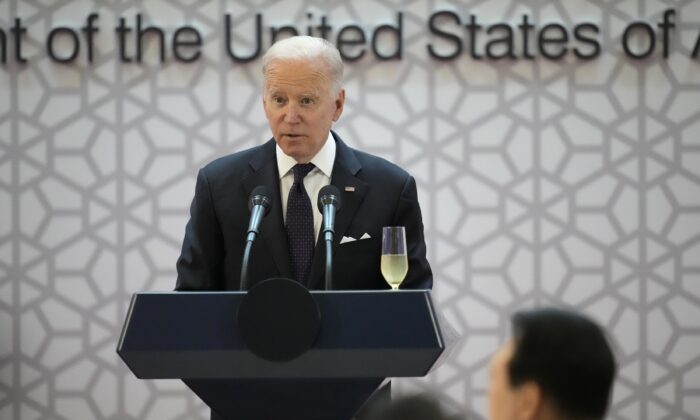 El presidente de Estados Unidos, Joe Biden, pronuncia un discurso durante la cena de Estado ofrecida por el presidente de Corea del Sur, Yoon Suk-yeol, en el Museo Nacional de Corea en Seúl, Corea del Sur, el 21 de mayo de 2022. (Lee Jin-Man/Pool/Getty Images)