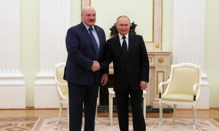 El presidente ruso, Vladimir Putin, se reúne con su homólogo de Bielorrusia, Alexander Lukashenko, en el Kremlin, el 11 de marzo de 2022. (Mikhail Mikhail Klimentyev/Sputnik/AFP vía Getty Images)
