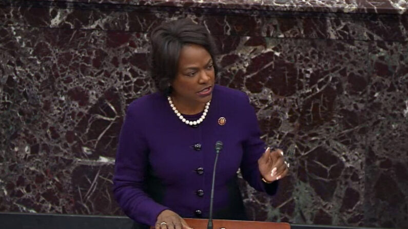 En esta captura de pantalla tomada de una transmisión por Internet de la Televisión del Senado, la representante demócrata Val Demings habla durante el proceso de destitución del entonces presidente Donald Trump en el Senado, en el Capitolio de Estados Unidos, el 3 de febrero de 2020. (Televisión del Senado vía Getty Images)